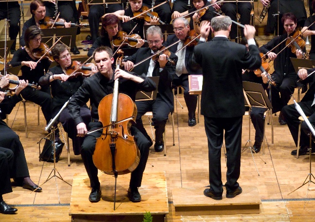 Sebastian Diezig, cello, and the Orchestre de la ville et de l'universit de Fribourg conducted by Alexandru Ianos