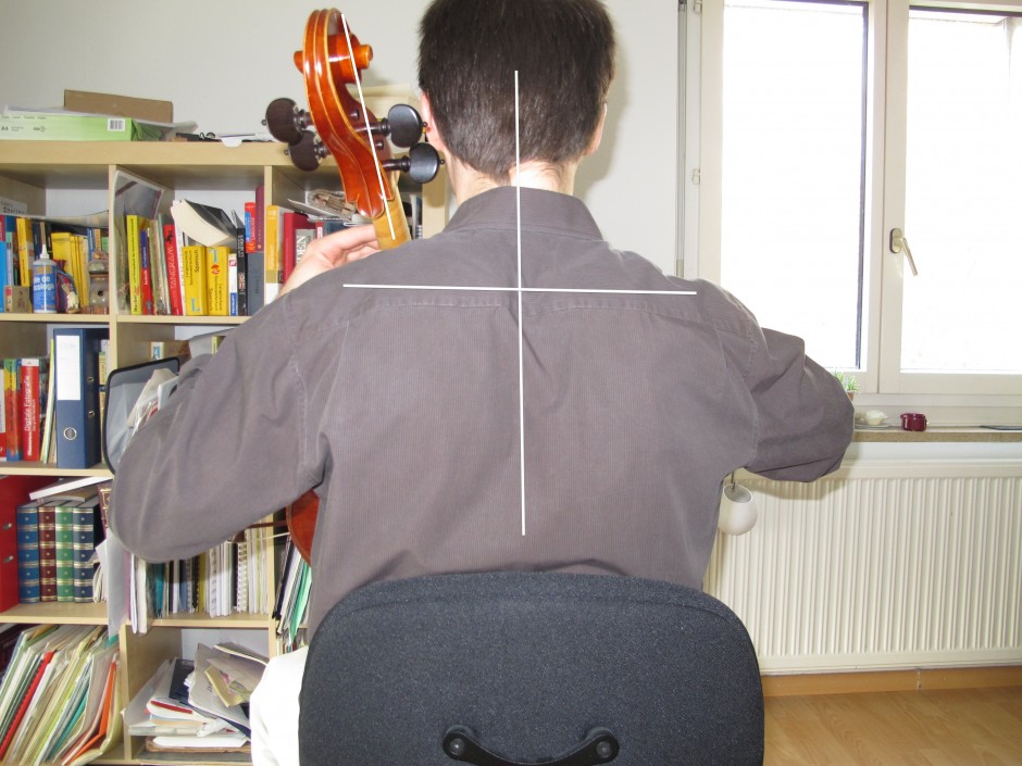Gute Haltung: Dieser Cellist sitzt gerade und hat auch beide Schultern in einer gesunden horizontalen Lage.