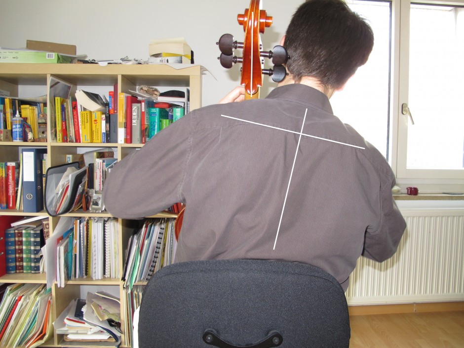 Schlechte Haltung: Dieser Cellist hat das Cello gerade und den eigenen Oberkörper schief. Das ist nicht gut für den Rücken. Genau umgekehrt muss man es machen: Das Cello schief und den Rücken gerade.