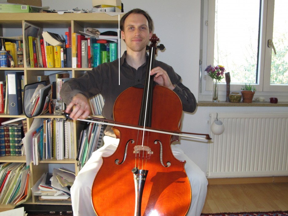Gute Haltung: Der Cellist sitzt gerade und das Cello ist leicht zur Seite geneigt. So sollte es sein, denn dadurch hat der Kopf Platz neben den Wirbeln, ohne dass man von einer gesunden Haltung abweichen müsste.