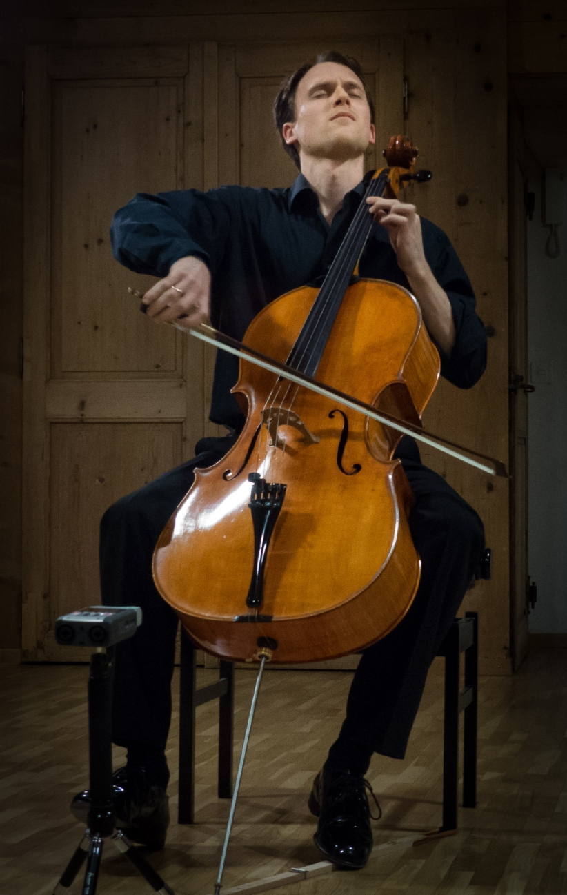 Photo of Sebastian Diezig playing the cello