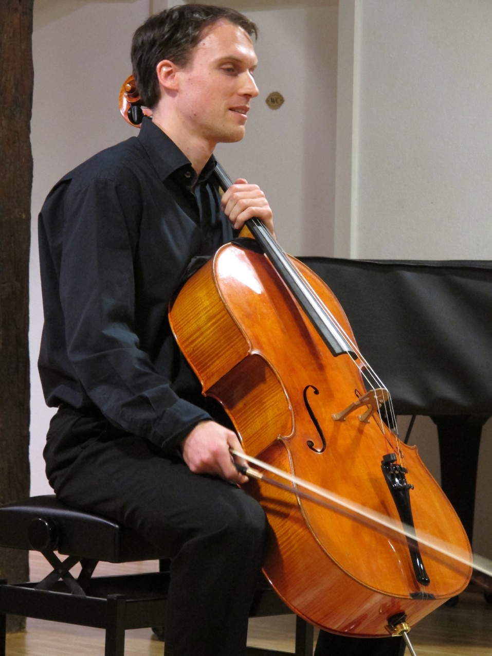 Photo of Sebastian Diezig playing the cello